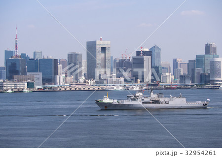 東京のビル群と東京湾を航行するニュージーランド海軍フリゲート艦「テ・カハ」 32954261