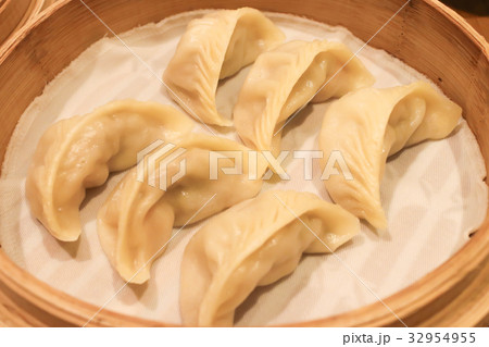 Close up of Steam dumpling gyoza in wicker basket 32954955