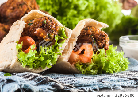 Pita bread with falafel and fresh vegetables Pita bread with falafel and fresh vegetables 32955680