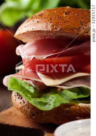 Delicious sandwich with prosciutto ham 32955717