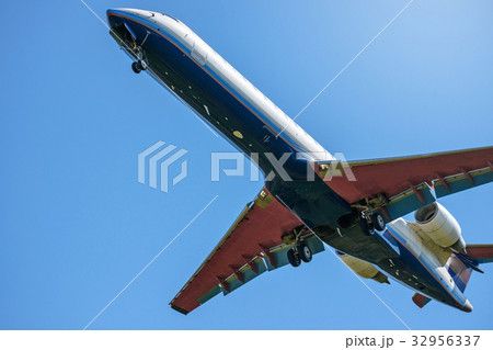 滑空するジェット旅客機 32956337