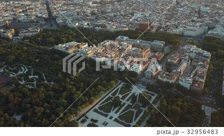 flight drones over the famous Park of the Retiro 32956483