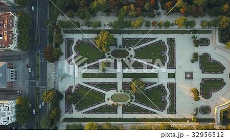 flight drones over the famous Park of the Retiro 32956512