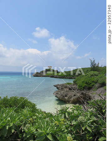 海(宮古島 海中公園 遊歩道からの眺望) 海(宮古島 海中公園 遊歩道からの眺望) 32957340