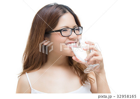 healthy woman drinking water healthy woman drinking water 32958165
