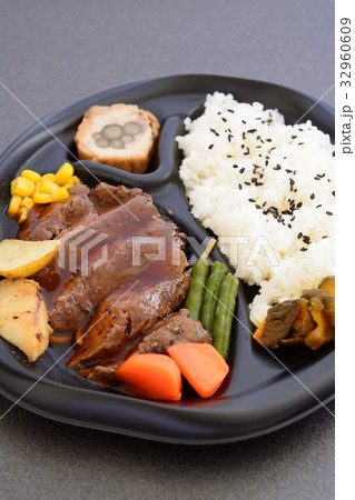 おいしいステーキ弁当 おいしいステーキ弁当 32960609