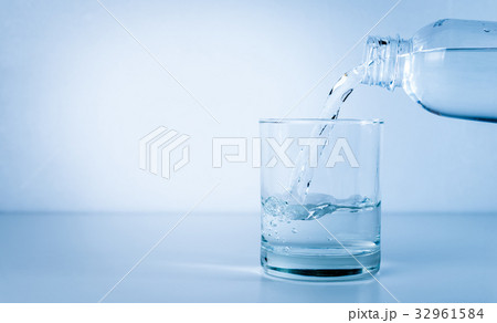 pouring water 32961584