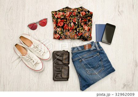 Shirt in flowers, glasses, sneakers, jeans, phone 32962009