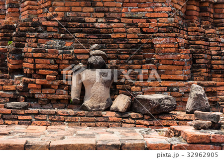 ruin buddha in Ayutthaya ruin buddha in Ayutthaya 32962905