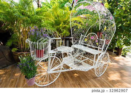 Vintage white garden Bicycle with flower 32962907