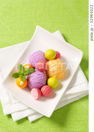 Fruit-flavored ice cream and pralines 32963022