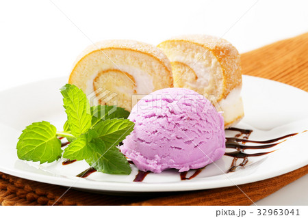 Swiss roll with ice cream 32963041