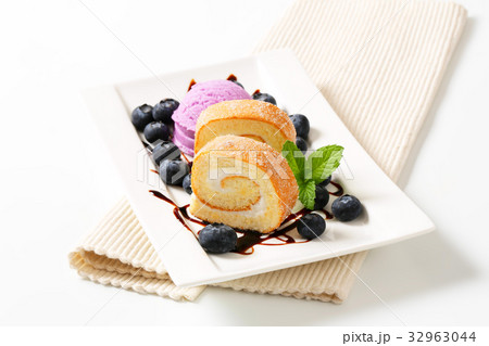 Swiss roll with blueberry ice cream Swiss roll with blueberry ice cream 32963044