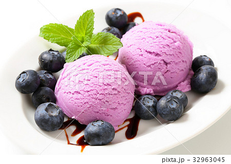 Blueberry ice cream and fruit 32963045