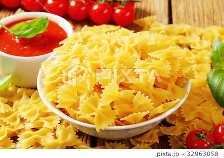 Bow tie pasta and tomato passata 32963058