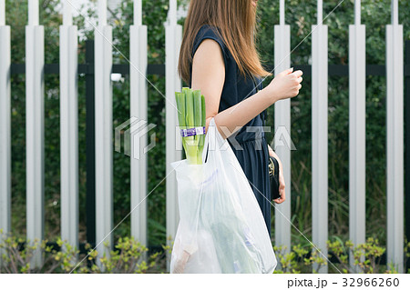 主婦 帰り道 32966260