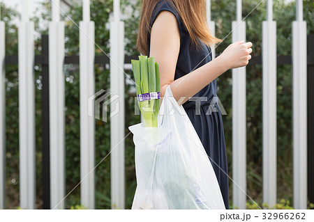 主婦 帰り道 32966262