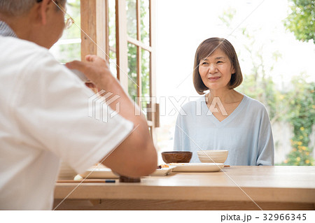 シニア 夫婦 食事 ライフスタイル イメージ シニア 夫婦 食事 ライフスタイル イメージ 32966345