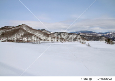 凍結した秋元湖（裏磐梯） 32966658