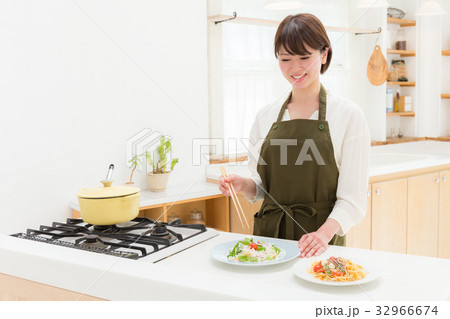 料理する女性 32966674