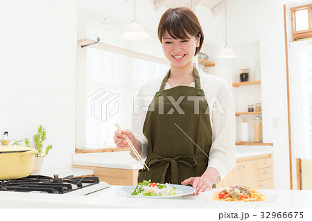 料理する女性 32966675