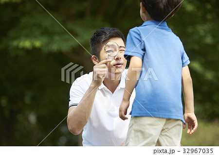 後姿 にぎる 人 32967035