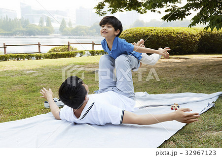 足持ち上げる 足を上げる 植物 32967123