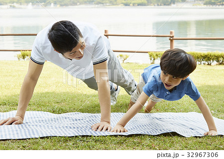 屋外 室外 息子 32967306