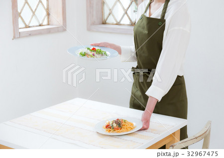 料理する女性 料理する女性 32967475