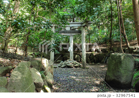 京都　蚕ノ社　三柱鳥居 32967541