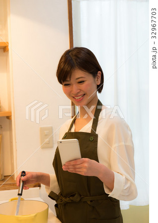 料理する女性 料理する女性 32967703