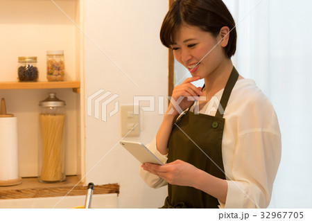 料理する女性 料理する女性 32967705