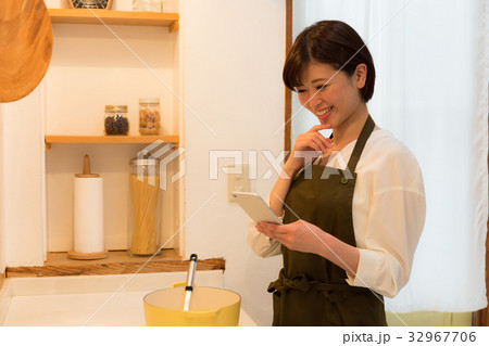 料理する女性 料理する女性 32967706