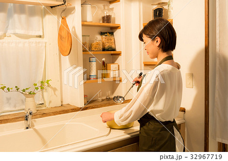 料理する女性 料理する女性 32967719