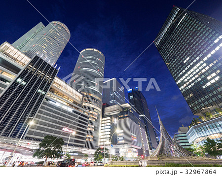 名古屋駅前ロータリー　JRセントラルタワーズ　大名古屋ビルヂング　夜景 32967864