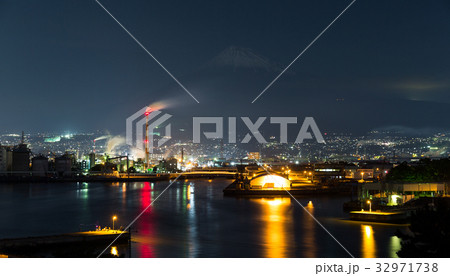 Mountain Fuji and industry factory at night 32971738