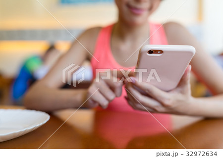 Woman use of cellphone 32972634