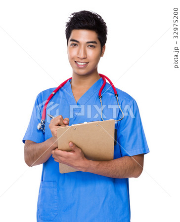 Male doctor take note on clipboard Male doctor take note on clipboard 32975200