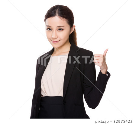 Asian businesswoman with thumb up gesture 32975422