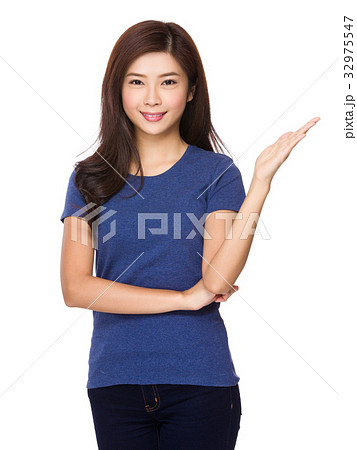 Young woman with hand show with blank sign 32975547