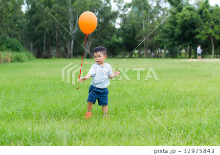 Little kid hold with the balloon 32975843