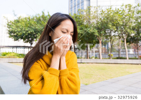 Young woman got nose allergy 32975926