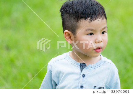 Adorable kid 32976001