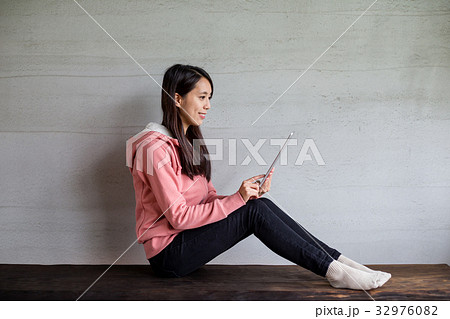 Woman use of the digital tablet 32976082