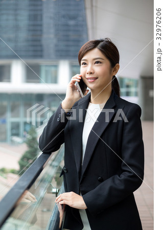 Young Businesswoman talk to mobile phone 32976206