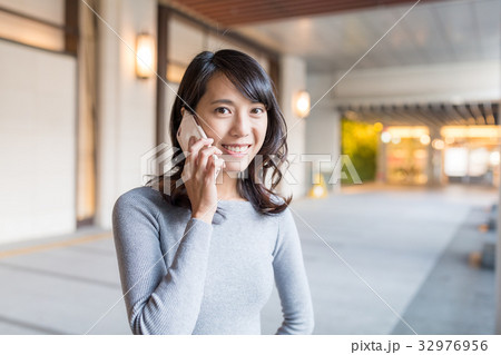 Woman talk to cellphone 32976956