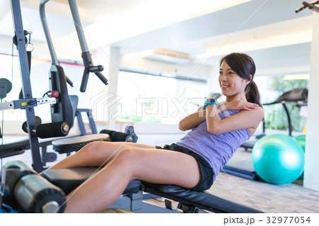 Woman doing sit up in gym 32977054