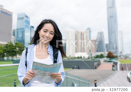 Woman use of city map in Hong Kong 32977200