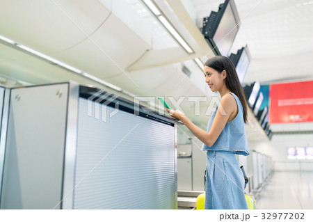 Travel woman in check in counter at airport 32977202