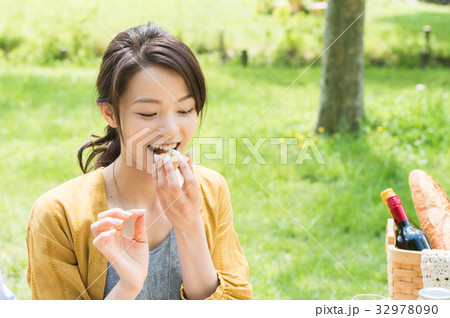 ピクニックを楽しむ女性 32978090